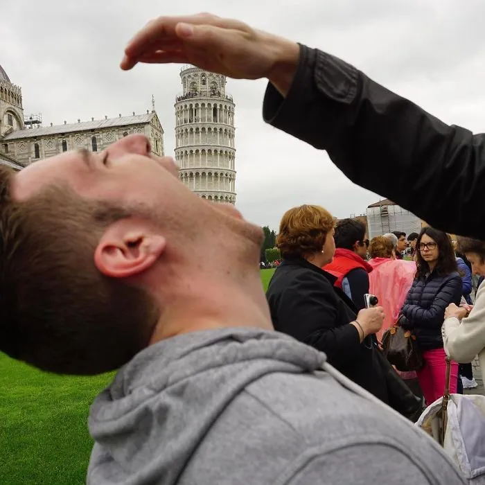 Quien dijera que es aburrido posar con la torre inclinada de Pisa no ha visto estas divertidas fotos