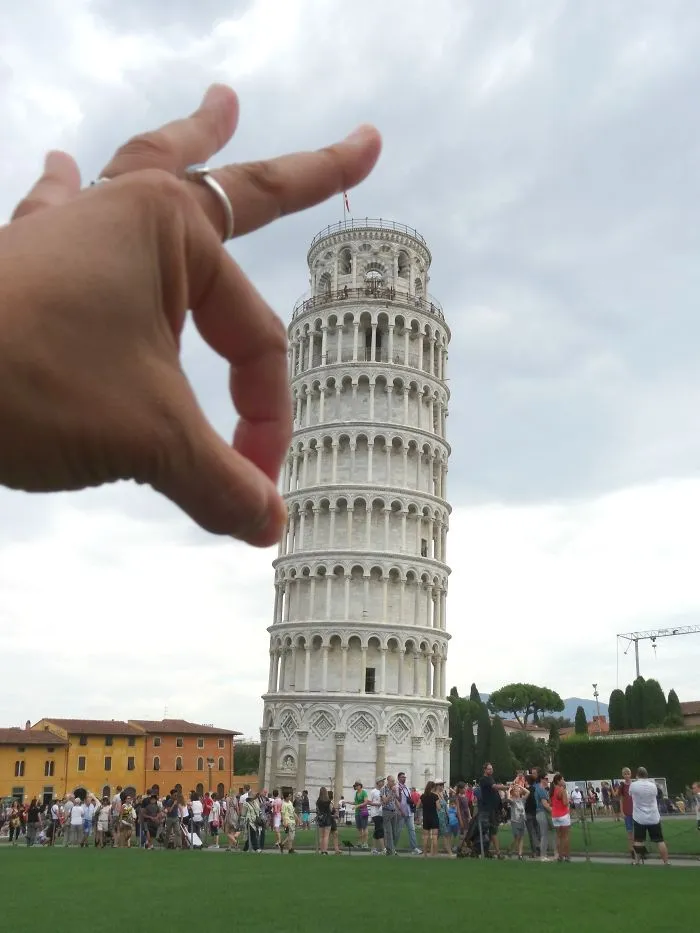 Quien dijera que es aburrido posar con la torre inclinada de Pisa no ha visto estas divertidas fotos