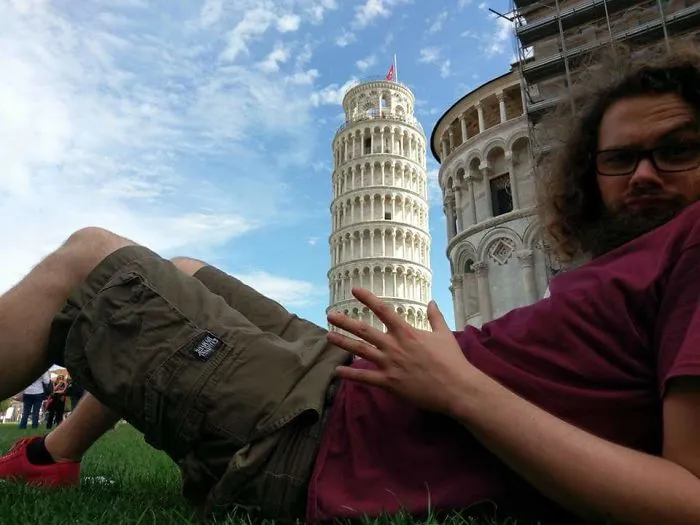 Quien dijera que es aburrido posar con la torre inclinada de Pisa no ha visto estas divertidas fotos