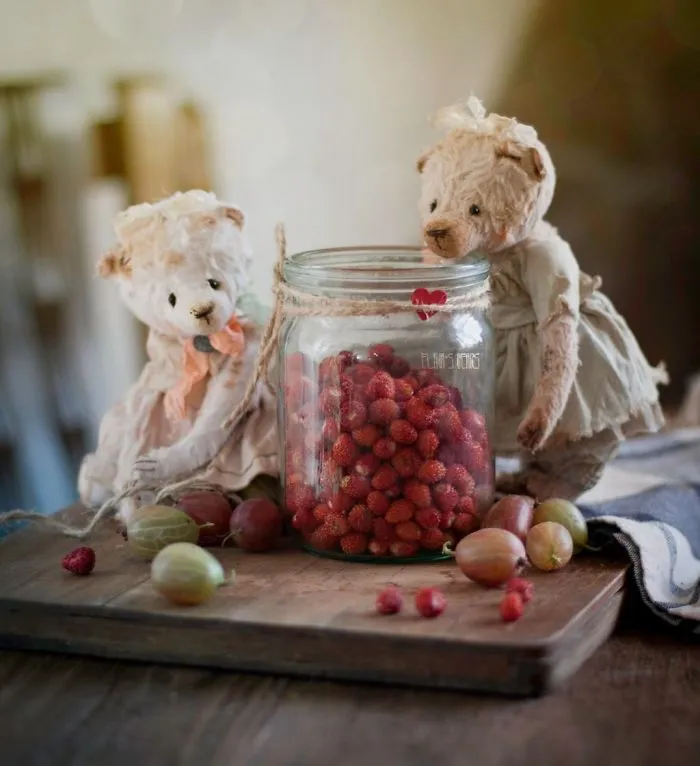 Russian-Born Artist Creates One-Of-A-Kind Vintage Looking Bears