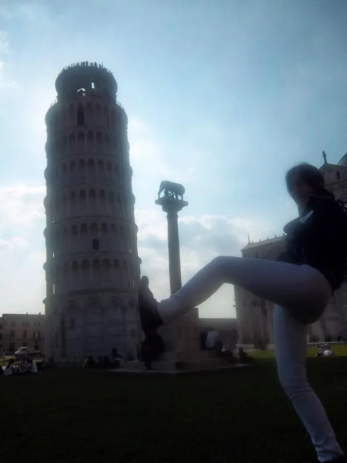 Quien dijera que es aburrido posar con la torre inclinada de Pisa no ha visto estas divertidas fotos