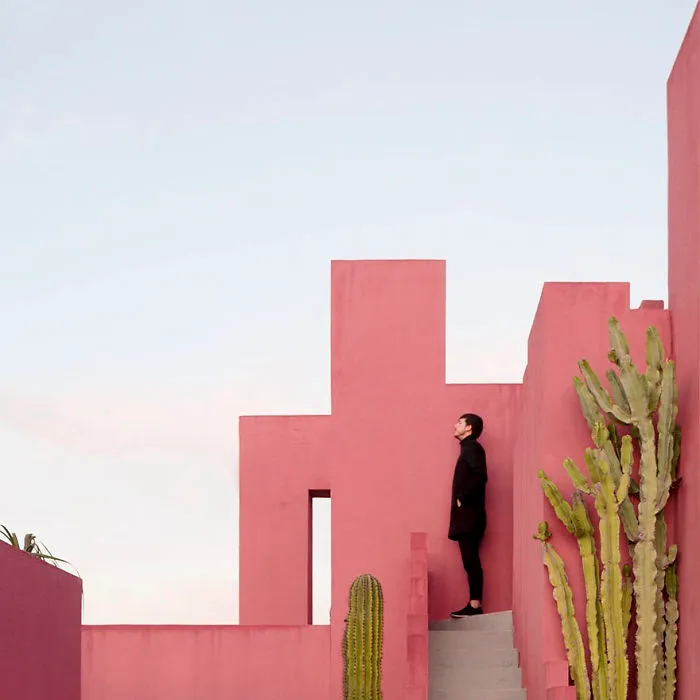 Este adorable dúo viaja por el mundo jugando con la arquitectura, sus fotos te encantarán