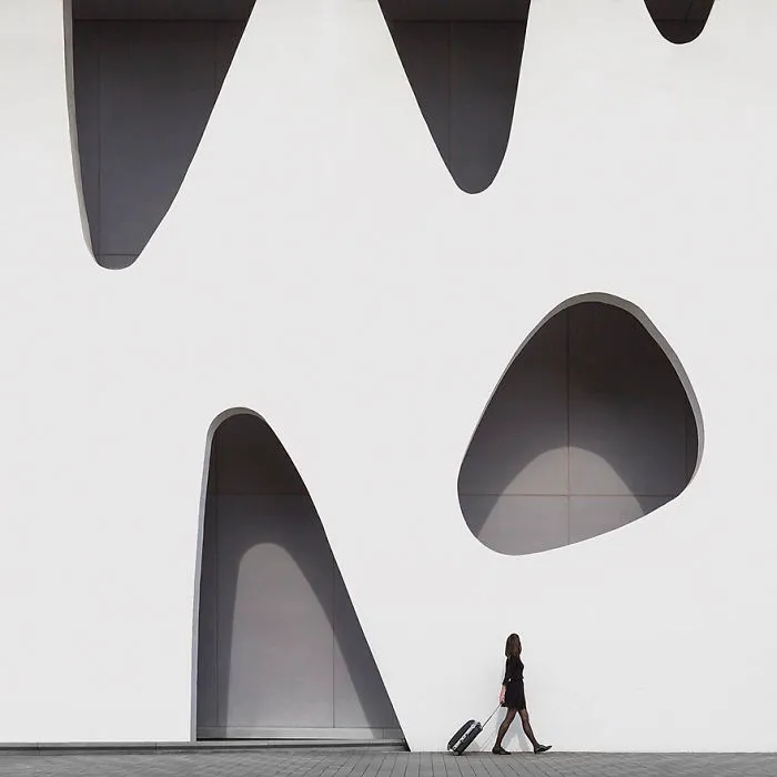 Este adorable dúo viaja por el mundo jugando con la arquitectura, sus fotos te encantarán