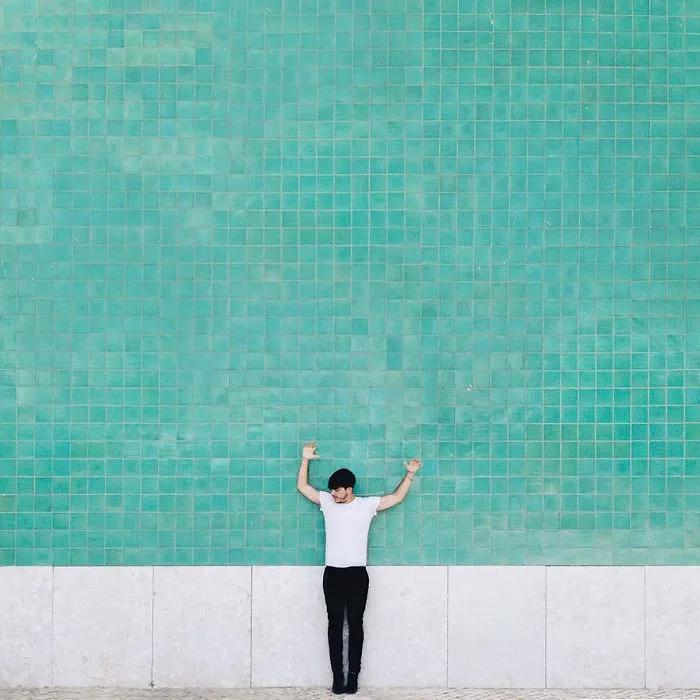 Este adorable dúo viaja por el mundo jugando con la arquitectura, sus fotos te encantarán