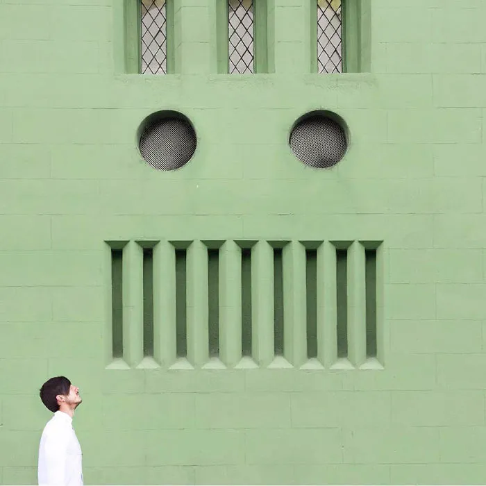 Este adorable dúo viaja por el mundo jugando con la arquitectura, sus fotos te encantarán