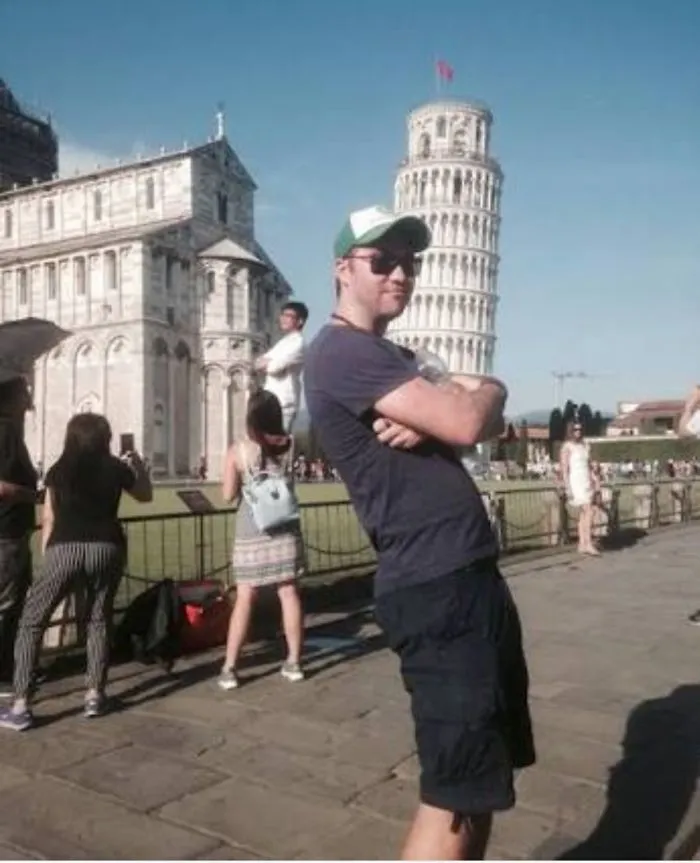 Quien dijera que es aburrido posar con la torre inclinada de Pisa no ha visto estas divertidas fotos