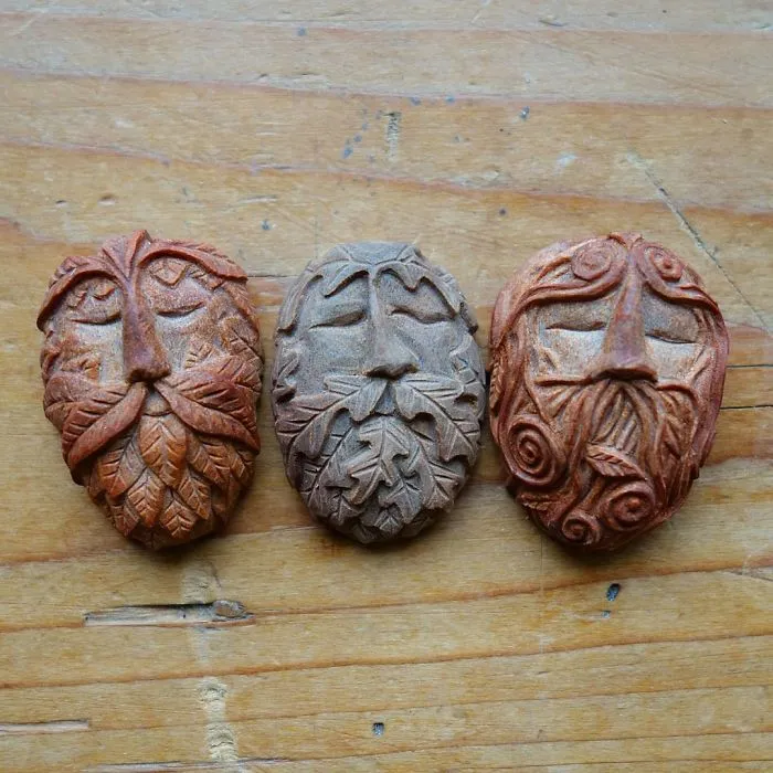 Casi todo el mundo tira el hueso de los aguacates, esta artista los talla en forma de criaturas mágicas