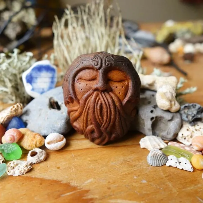 Casi todo el mundo tira el hueso de los aguacates, esta artista los talla en forma de criaturas mágicas