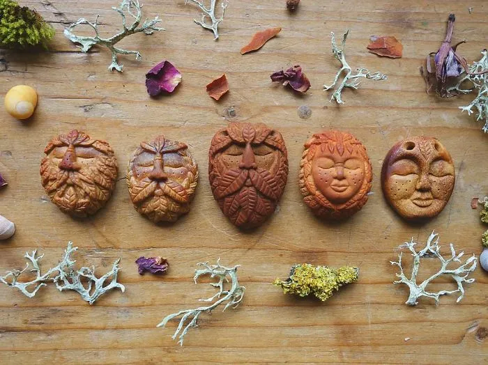 Casi todo el mundo tira el hueso de los aguacates, esta artista los talla en forma de criaturas mágicas