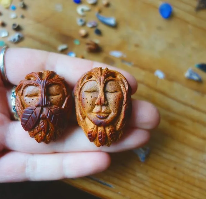 Casi todo el mundo tira el hueso de los aguacates, esta artista los talla en forma de criaturas mágicas