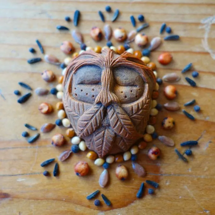Casi todo el mundo tira el hueso de los aguacates, esta artista los talla en forma de criaturas mágicas