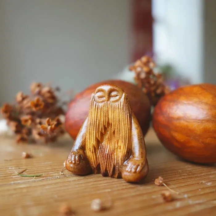 Casi todo el mundo tira el hueso de los aguacates, esta artista los talla en forma de criaturas mágicas