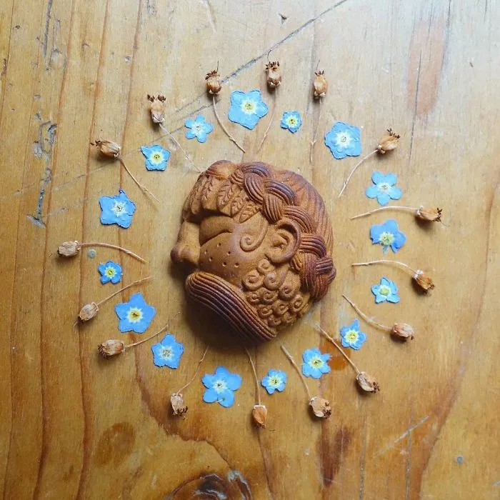 Casi todo el mundo tira el hueso de los aguacates, esta artista los talla en forma de criaturas mágicas