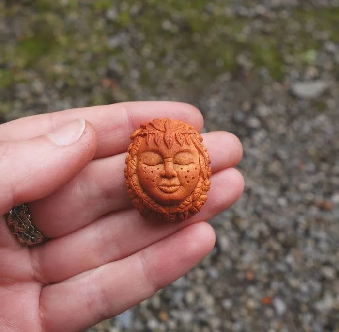 Casi todo el mundo tira el hueso de los aguacates, esta artista los talla en forma de criaturas mágicas