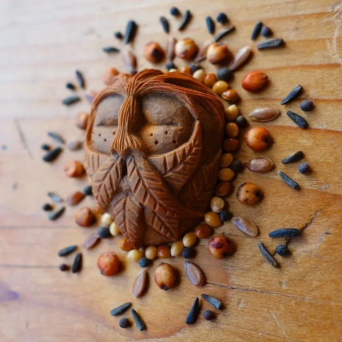 Casi todo el mundo tira el hueso de los aguacates, esta artista los talla en forma de criaturas mágicas