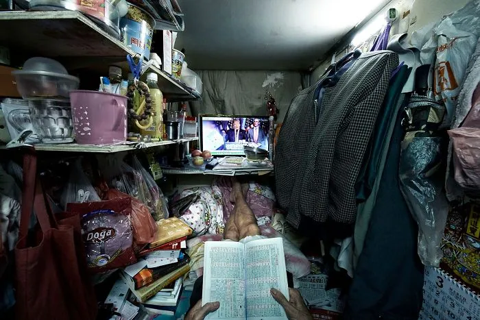 10+ Impresionantes fotos que muestran cómo se vive en los "cubículos - ataúd" de Hong Kong