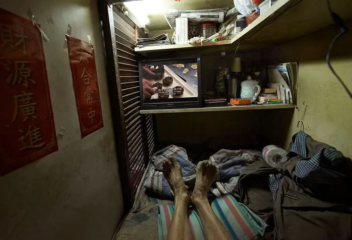 10+ Impresionantes fotos que muestran cómo se vive en los "cubículos - ataúd" de Hong Kong