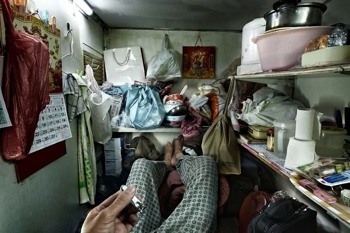 10+ Impresionantes fotos que muestran cómo se vive en los "cubículos - ataúd" de Hong Kong