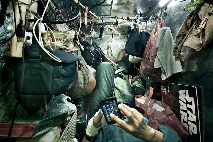 10+ Impresionantes fotos que muestran cómo se vive en los "cubículos - ataúd" de Hong Kong