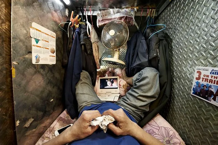 10+ Impresionantes fotos que muestran cómo se vive en los "cubículos - ataúd" de Hong Kong