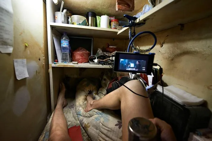 10+ Impresionantes fotos que muestran cómo se vive en los "cubículos - ataúd" de Hong Kong