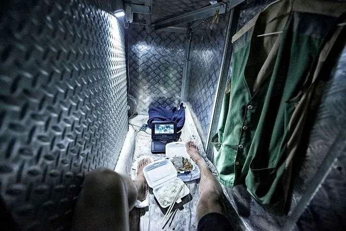 10+ Impresionantes fotos que muestran cómo se vive en los "cubículos - ataúd" de Hong Kong