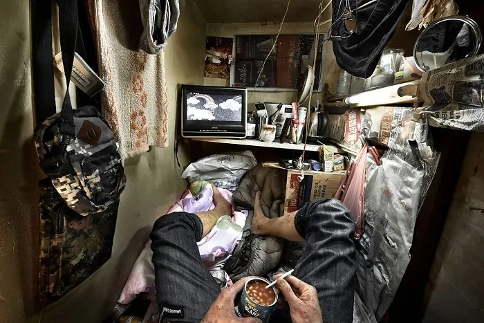 10+ Impresionantes fotos que muestran cómo se vive en los "cubículos - ataúd" de Hong Kong