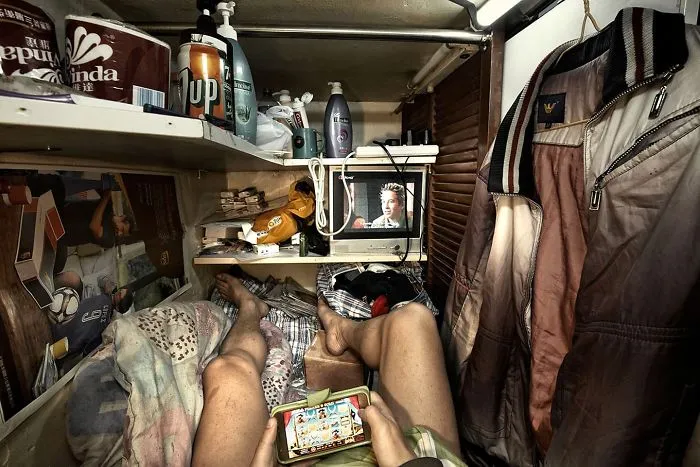10+ Impresionantes fotos que muestran cómo se vive en los "cubículos - ataúd" de Hong Kong