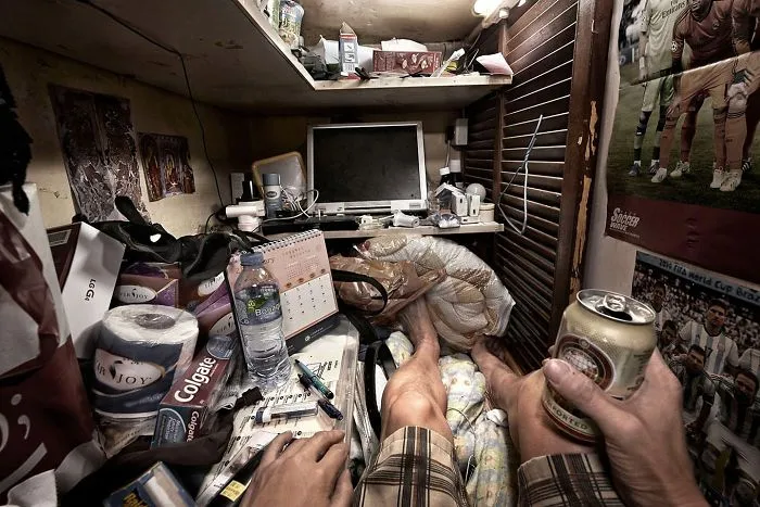 10+ Impresionantes fotos que muestran cómo se vive en los "cubículos - ataúd" de Hong Kong