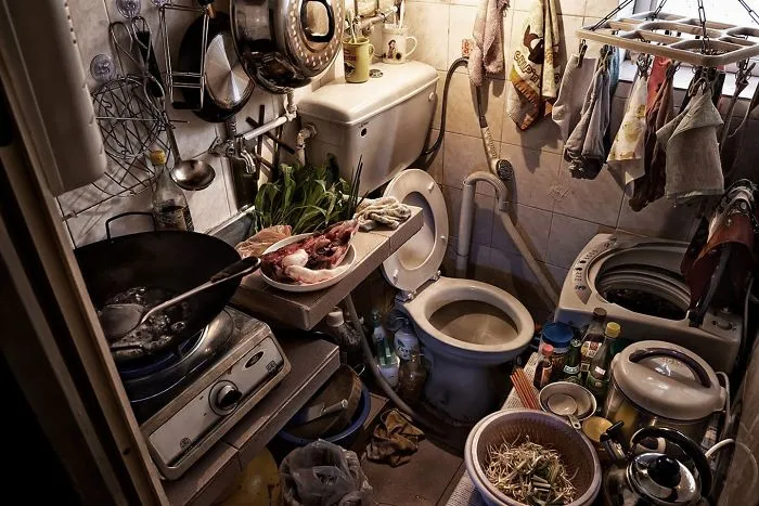 10+ Impresionantes fotos que muestran cómo se vive en los "cubículos - ataúd" de Hong Kong
