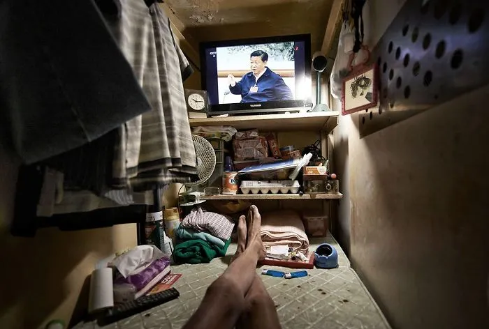 10+ Impresionantes fotos que muestran cómo se vive en los "cubículos - ataúd" de Hong Kong