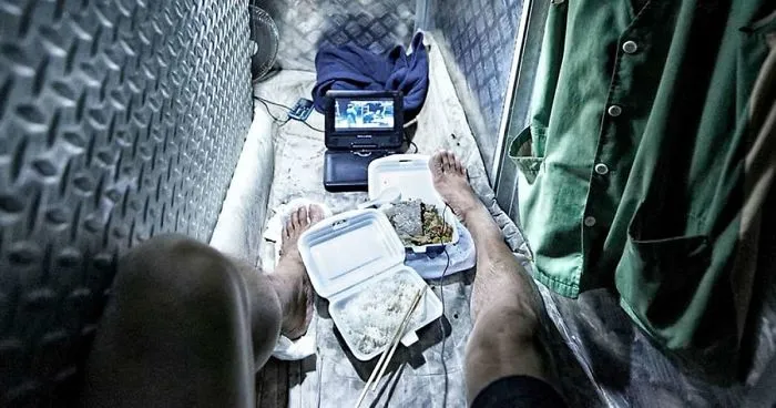 10+ Impresionantes fotos que muestran cómo se vive en los "cubículos - ataúd" de Hong Kong