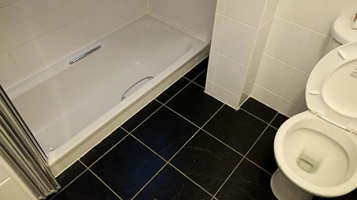 El baño está construido por debajo del nivel del suelo