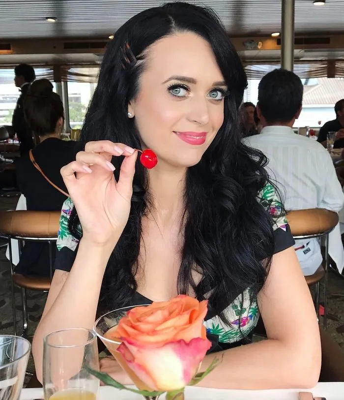 17 Common People Resembling Celebrities