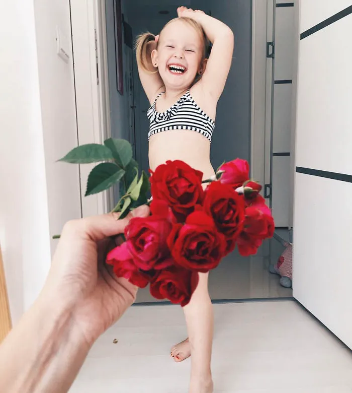 Esta madre "viste" a su hija con flores y comida usando la perspectiva forzada, y triunfa en internet