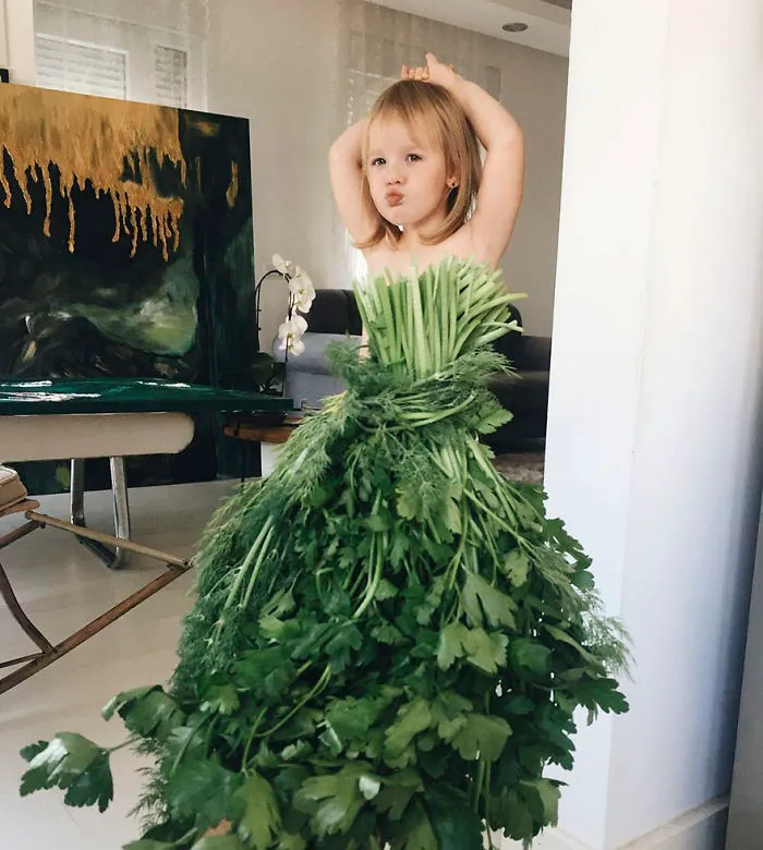 Esta madre "viste" a su hija con flores y comida usando la perspectiva forzada, y triunfa en internet