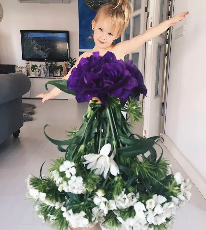 Esta madre "viste" a su hija con flores y comida usando la perspectiva forzada, y triunfa en internet
