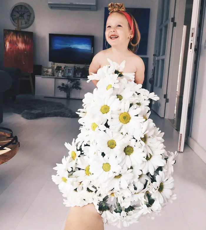Esta madre "viste" a su hija con flores y comida usando la perspectiva forzada, y triunfa en internet