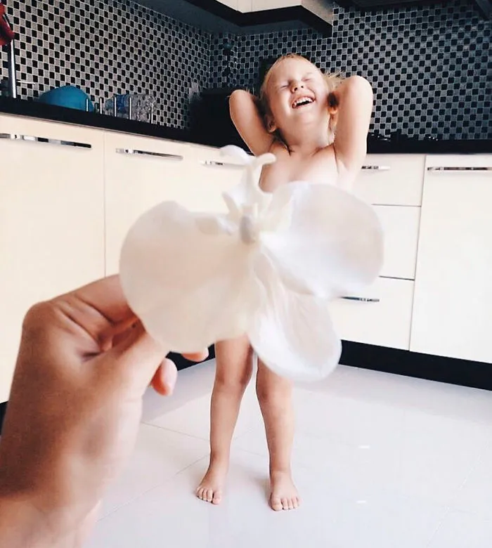 Esta madre "viste" a su hija con flores y comida usando la perspectiva forzada, y triunfa en internet