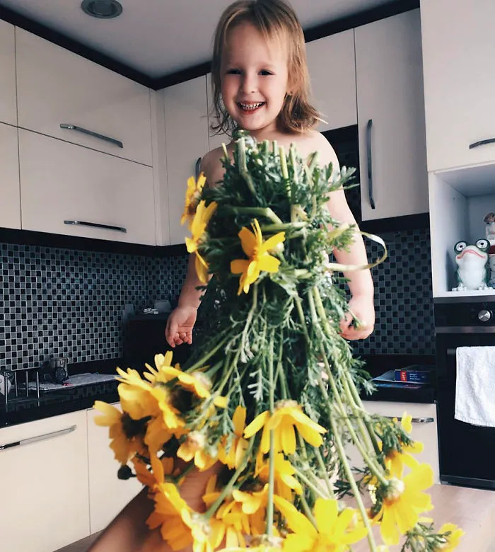 Mom "Dresses" Her Daughter In Food And Flowers Using Forced Perspective, Becomes Internet Star