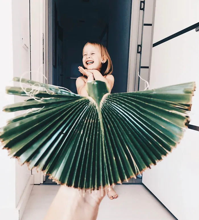 Esta madre "viste" a su hija con flores y comida usando la perspectiva forzada, y triunfa en internet