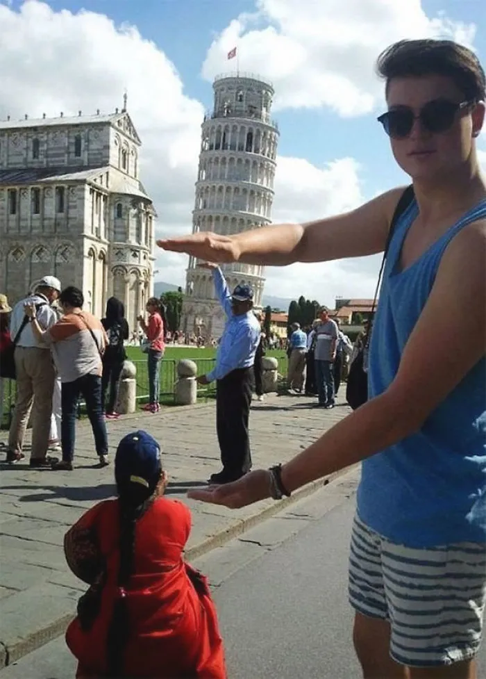 Quien dijera que es aburrido posar con la torre inclinada de Pisa no ha visto estas divertidas fotos