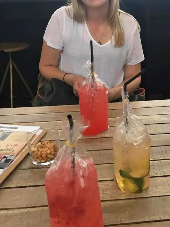 Bebida helada en una bolsa de plástico con pajita
