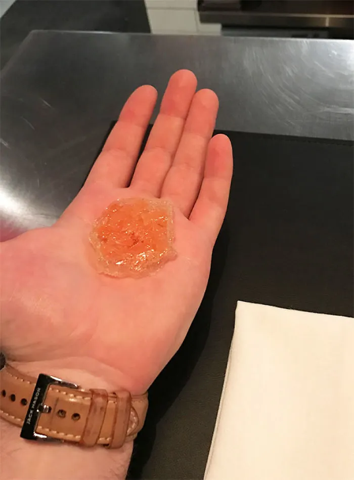 El camarero me dijo: "pon la mano"