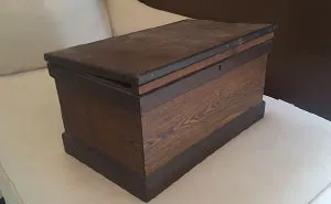 Girl Finds Old Box In Grandpa’s Closet