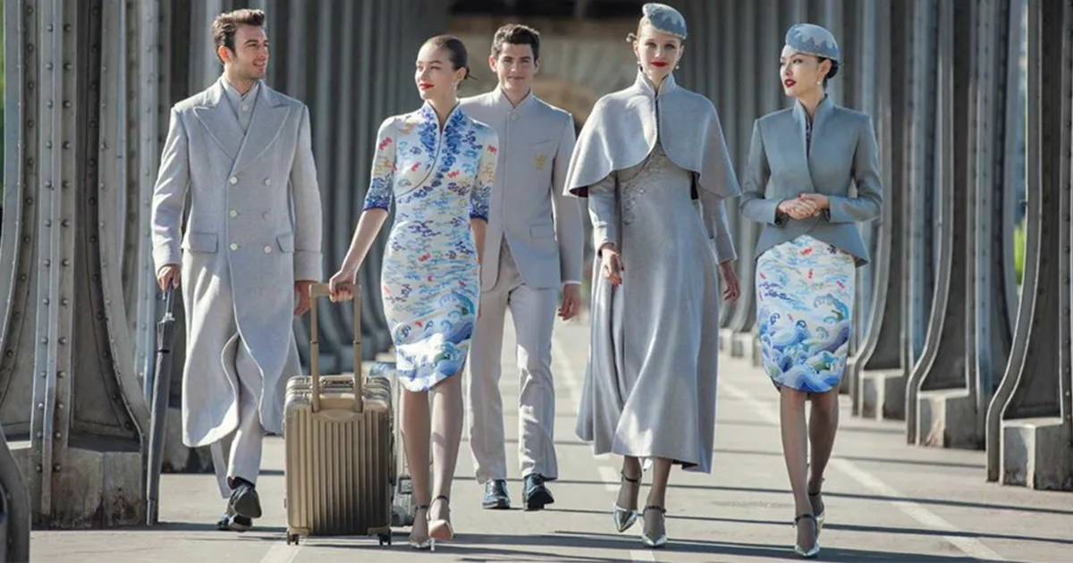 Esta aerolínea china proporciona uniformes de alta costura a su personal de vuelo