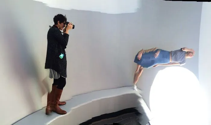 Photoshoot At The Turrell Skyspace, Deyoung Museum, San Francisco. Roguepano. Panoramic Brush-strokes In The Air With An Iphone.