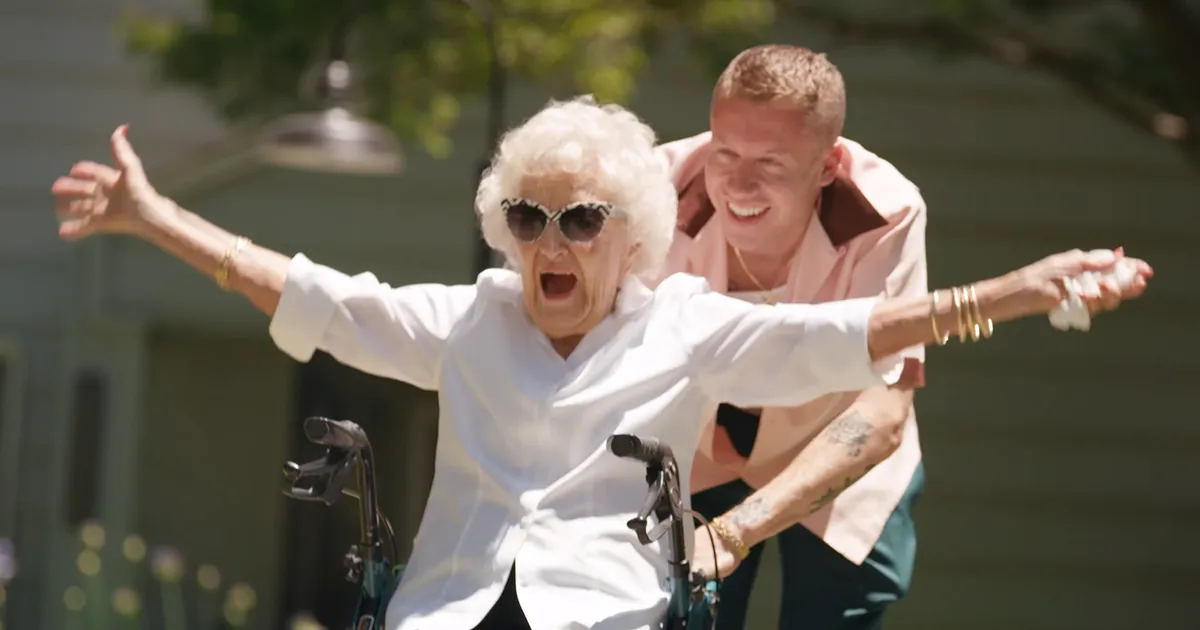A internet le encanta el regalo de Macklemore a su abuela en su 100º cumpleaños