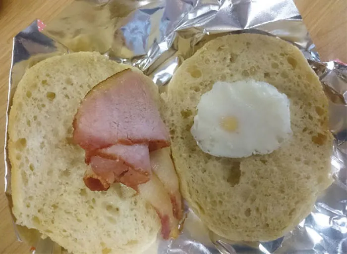 Este es el aspecto de un sandwich de bacon y huevo de £3.20 en el aeropuerto de Edimburgo