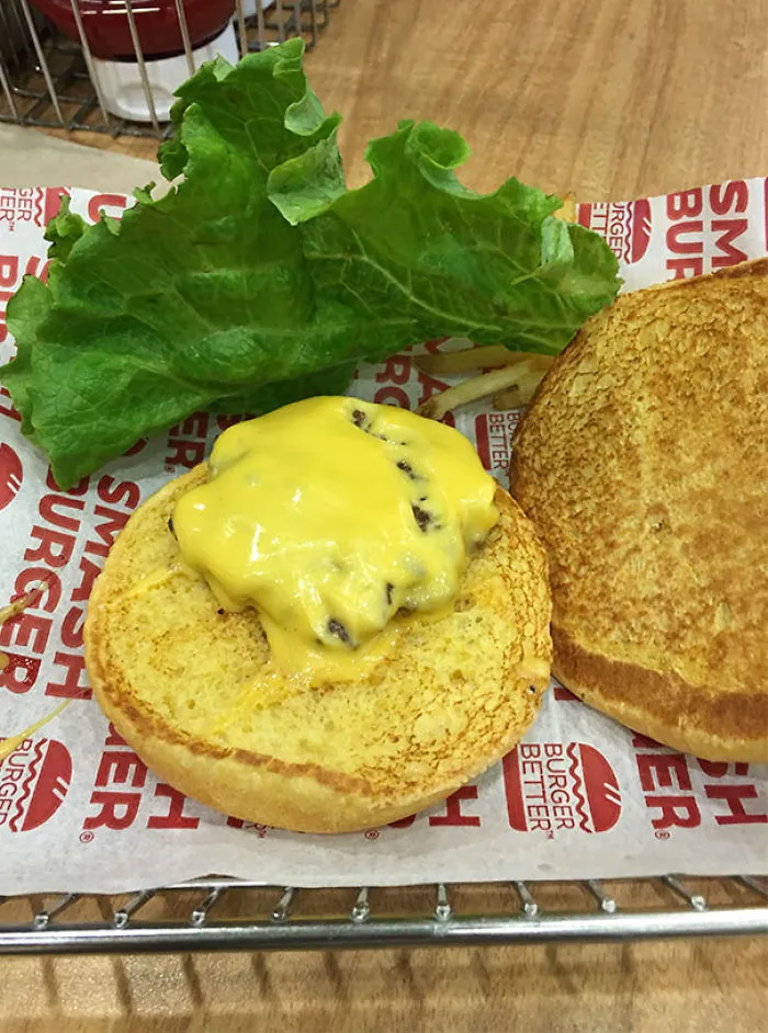 La vendedora dijo que el tamaño de esta hamburguesa era aceptable